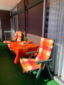 une rangée de chaises et une table sur un balcon dans l'établissement Ferienwohnung Körner Nr. 1, à Bad Harzburg