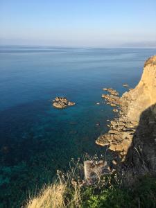 a view of the ocean from a cliff at La casa di Tina in Briatico