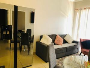 sala de estar con sofá y mesa en Umhlanga Ridge self-catering apartment en Durban