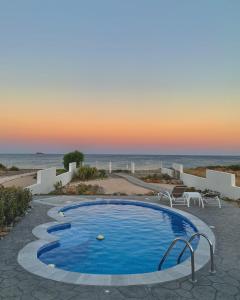 Swimming pool sa o malapit sa Aegiali Sea View Villa