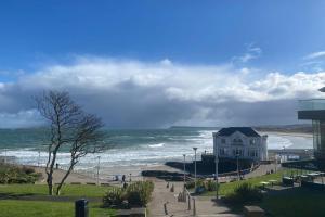 ein Haus am Strand neben dem Meer in der Unterkunft Sleeps 6 Centre of Portrush, Main street, Coastal Links in Portrush
