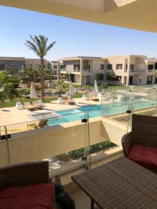 Blick auf den Pool vom Balkon eines Resorts in der Unterkunft G cribs B1F2 in Hurghada