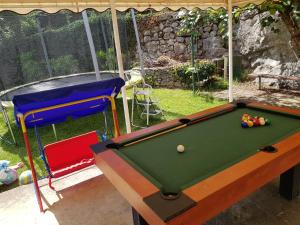 ein Billardtisch und ein Stuhl in einem Hof in der Unterkunft Villa Ella in Opatija