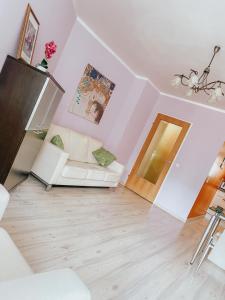 salon z białą kanapą i drzwiami w obiekcie Vienna Citycenter+Terrace+Parking w Wiedniu +37 zdjęć
