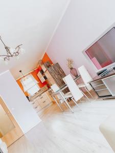 salon z białymi krzesłami i telewizorem z płaskim ekranem w obiekcie Vienna Citycenter+Terrace+Parking w Wiedniu