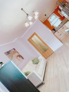 salon z białą kanapą i lustrem w obiekcie Vienna Citycenter+Terrace+Parking w Wiedniu