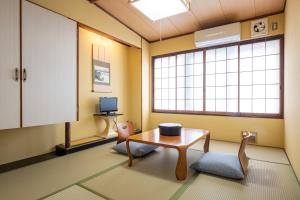 Habitación con mesa y ventana en 素泊まり宿　瑞宝荘, en Atami