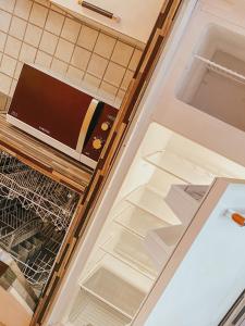 pusta lodówka z otwartymi drzwiami w kuchni w obiekcie Vienna Citycenter+Terrace+Parking w Wiedniu