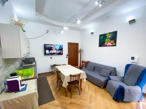 a living room with a couch and a table at B&B Barone in Rionero in Vulture