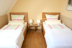 Postel nebo postele na pokoji v ubytování Familienfreundliche Ferienwohnung am Reuterteich