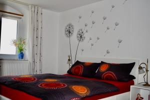 ein Schlafzimmer mit einem Bett mit Blumen an der Wand in der Unterkunft Wohnen am Ufer der Mosel in Trier in Trier