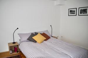 Ein Bett oder Betten in einem Zimmer der Unterkunft Wohnen am Ufer der Mosel in Trier