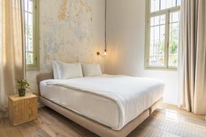 Een bed of bedden in een kamer bij Ruby
