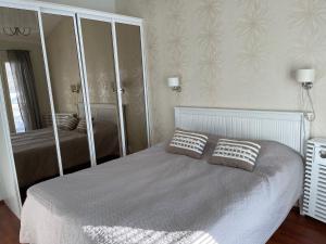 Säng eller sängar i ett rum på Rauhan Marinella Apartments