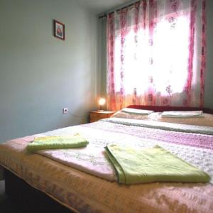 A bed or beds in a room at Apartman Dorčić