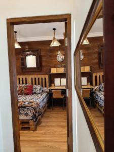 una camera con due letti e un tavolo con sedie di OMAH LUMUT Malang, Best Family Villa 3 Bedrooms Free Pool Kolam Renang a Malang