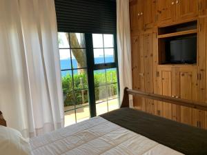 a bedroom with a bed and a large window at Casas sobre el mar en Vigo in Vigo