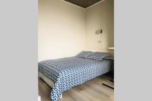 - une chambre avec un lit doté d'un couvre-lit bleu et blanc dans l'établissement Bangu apartment with TERRACE in old town, à Klaipėda