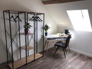 Zimmer mit einem Schreibtisch, einem Stuhl und einem Tisch in der Unterkunft Hofstede Ter Biest in Zwalm
