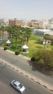 un'auto parcheggiata in una strada accanto a un parco di Al Ramla Al Hamra Hotel a Taif