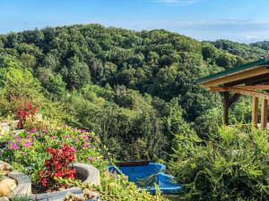 Blick auf einen Hügel mit Blumen und Bäumen in der Unterkunft Green Paradise in Donje Gredice