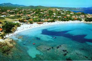 eine Luftansicht auf einen Strand mit einem Resort in der Unterkunft I Tre Mari Luxury in Olbia