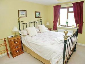 A bed or beds in a room at Moonrakers 