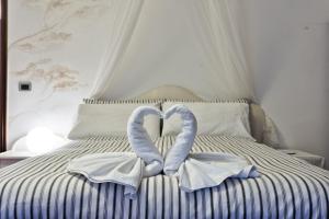 two towels in the shape of hearts on a bed at Ca' dei Noccioli in Mirano