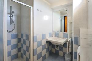 łazienka z umywalką i lustrem w obiekcie Hotel Diplomatic w mieście Riccione +37 zdjęć