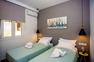 A bed or beds in a room at Avocado villa offering peace and relaxation