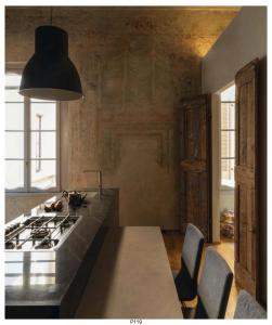 a kitchen with a stove and a counter top at Appartamento affrescato 180mq in palazzo del 600 a Mantova in Mantova