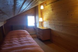 1 dormitorio con cama y ventana en Bauernhaus mit Charme, Traumaussicht und Sauna, en Weggis