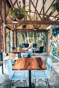 a woman sitting at a table in a restaurant at Ecohotel Monte Tierra Habitaciones y Glamping in Filandia