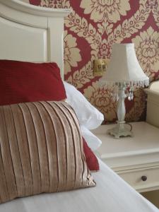 Un pat sau paturi într-o cameră la Feathers Royal Hotel