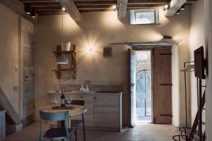 cocina con mesa y sillas en una habitación en Piazza San Donato Casa Vacanze en Bagnoregio