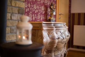 un jarrón grande sentado junto a una mesa con una vela en Apartma Koledniki, en Bled