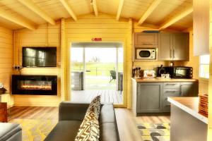 Gallery image of Sunset log cabin in Sudbury