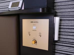 un panel de control de un ipod en una habitación en APA Hotel Ginza-Takaracho Tokyo Yaesu Minami-guchi, en Tokio