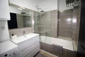 サルグミーヌにあるAppartement tout confort, meublé et équipé.のシャワー、洗面台、浴槽を備えたバスルーム +6枚の写真
