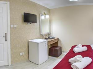 Postel nebo postele na pokoji v ubytování Cihangir Palace Hotel