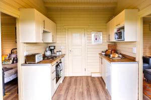 Köök või kööginurk majutusasutuses The Retreat Log Cabin