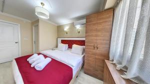 Postel nebo postele na pokoji v ubytování Cihangir Palace Hotel
