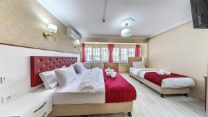 Postel nebo postele na pokoji v ubytování Cihangir Palace Hotel