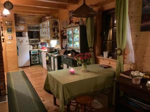 una cocina con una mesa con una vela en Zielony Domek z jacuzzi nizsza cena min 4 dni, en Kopalino