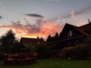 Východ nebo západ slunce při pohledu z prázdninového domu nebo okolí + 37 fotografií
