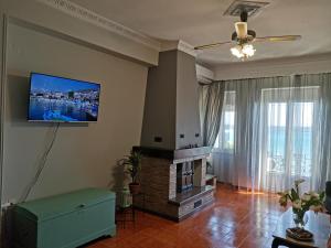 TV a/nebo společenská místnost v ubytování Aegean Blu Port House Pythagoreio