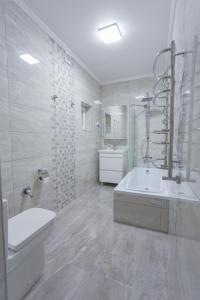 biała łazienka z wanną i umywalką w obiekcie Villa Grey House w mieście Berehowo