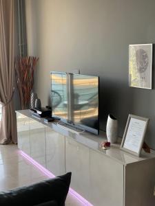 カラマタにあるSeafront Kalamata Haven - Blue Luxury Suiteの大水槽