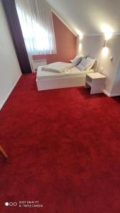 BranevにあるBra Hausの赤いカーペットフロアのベッドルーム1室(ベッド1台付)