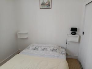 a small white room with a bed in it at le Moustic in Léon